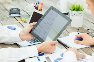 Virtual CFO discussing essential expense prioritization with management team over a financial planning dashboard.